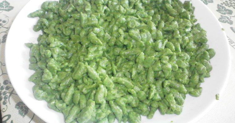 Spätzle agli spinaci con speck e panna acida