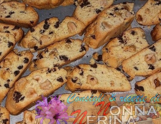 CANTUCCI ALLE NOCCIOLE E CIOCCOLATO